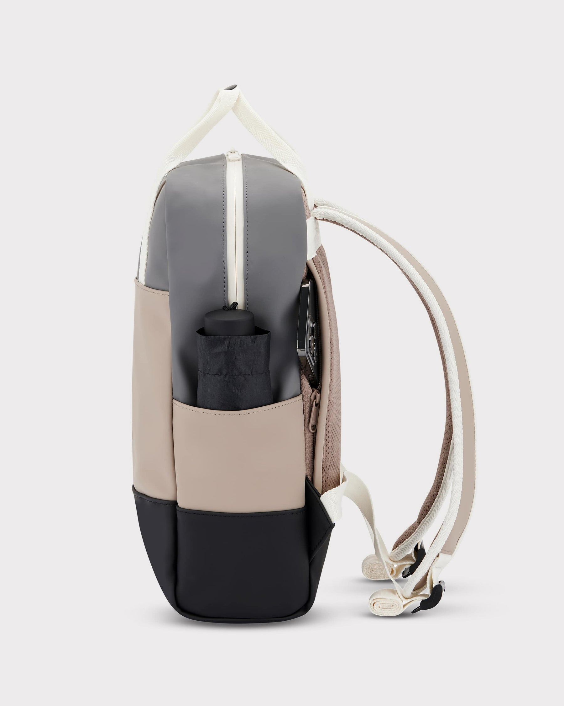 Seitenansicht Damenrucksack 'Hailey' in Beige, Grau und Schwarz mit seitlicher Tasche und Trägern