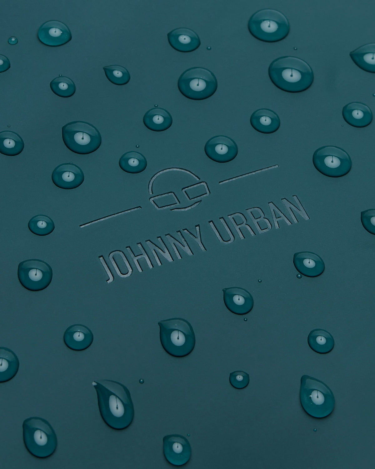 Wasserabweisendes Material des Rucksacks 'Hailey' in Petrolgrün mit Wasserperlen und eingeprägtem Johnny Urban Logo