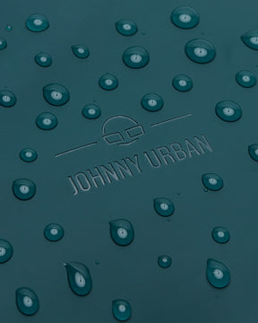 Wasserabweisendes Material des Rucksacks 'Hailey' in Petrolgrün mit Wasserperlen und eingeprägtem Johnny Urban Logo