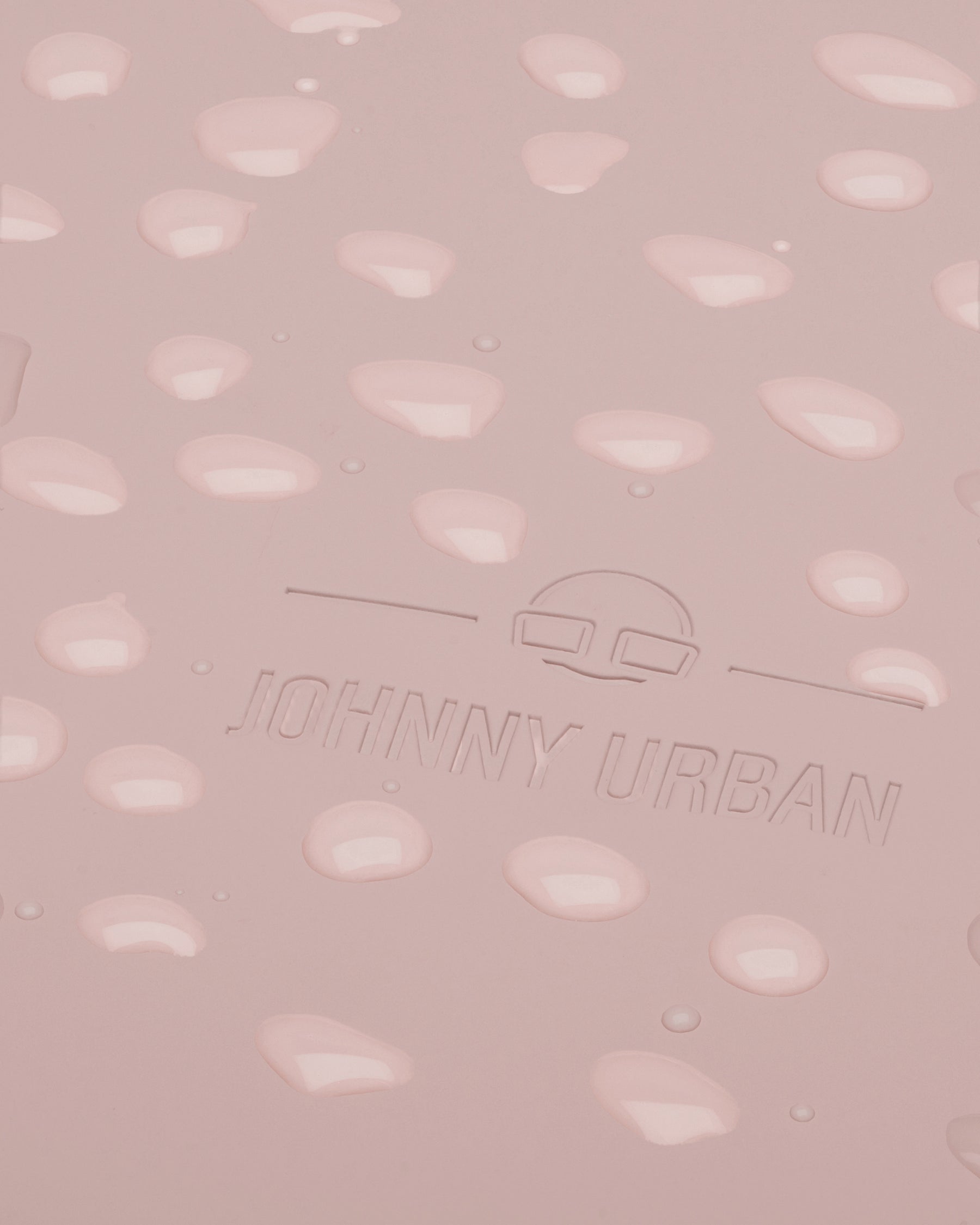 Nahaufnahme des rosa, regenfesten Damenrucksacks 'Hailey' von Johnny Urban mit Wassertropfen