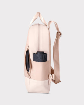 Seitenansicht des rosa Damenrucksacks 'Jona Medium' mit Außentaschen für Regenschirm und Tablet