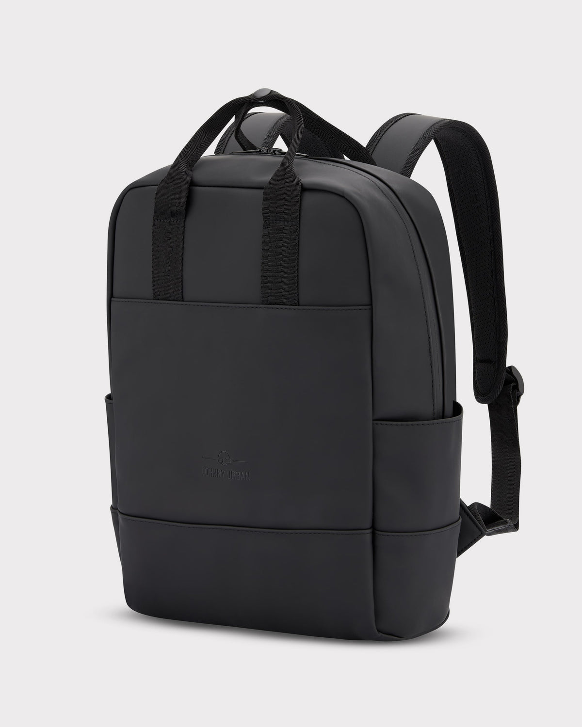 Schwarzer Damenrucksack 'Hailey' von Johnny Urban mit zwei Tragegriffen und gepolsterten Schulterriemen