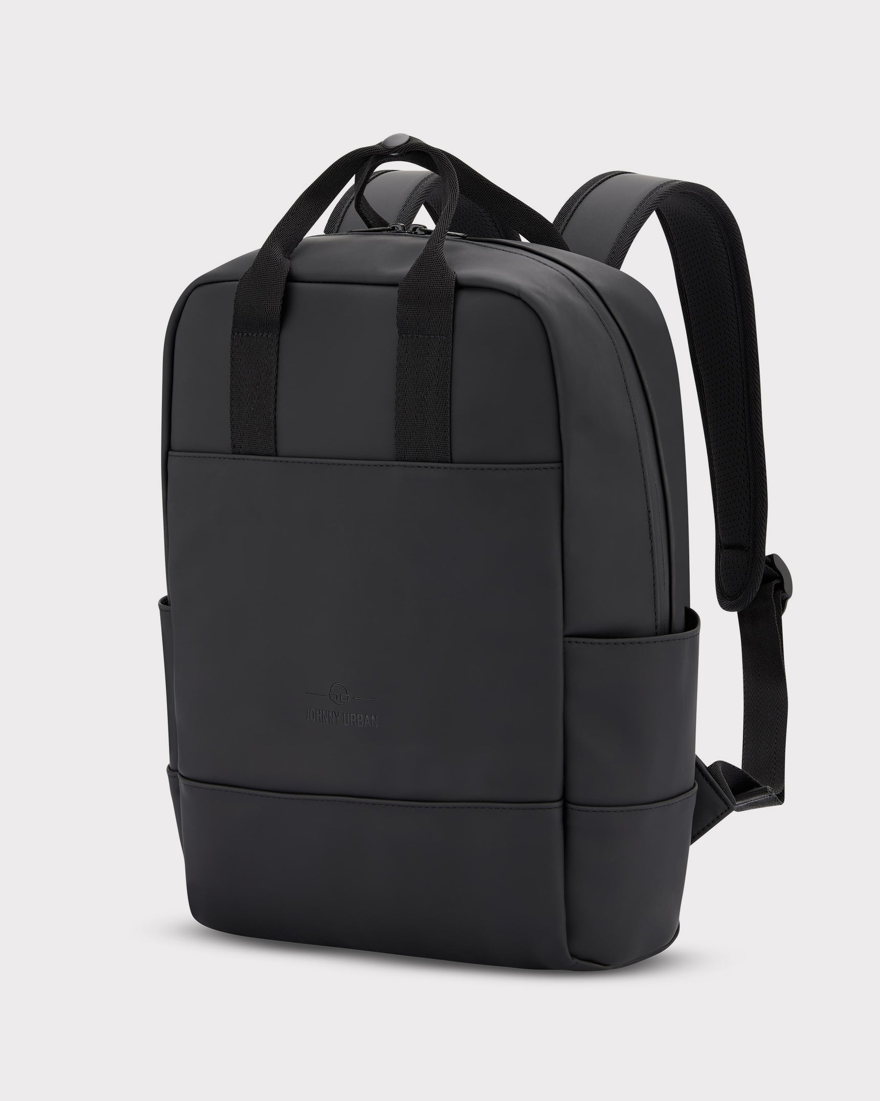 Schwarzer Damenrucksack 'Hailey' von Johnny Urban mit zwei Tragegriffen und gepolsterten Schulterriemen