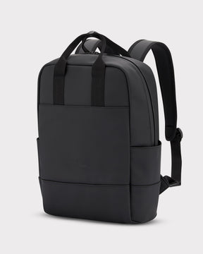 Schwarzer Damenrucksack 'Hailey' von Johnny Urban mit zwei Tragegriffen und gepolsterten Schulterriemen