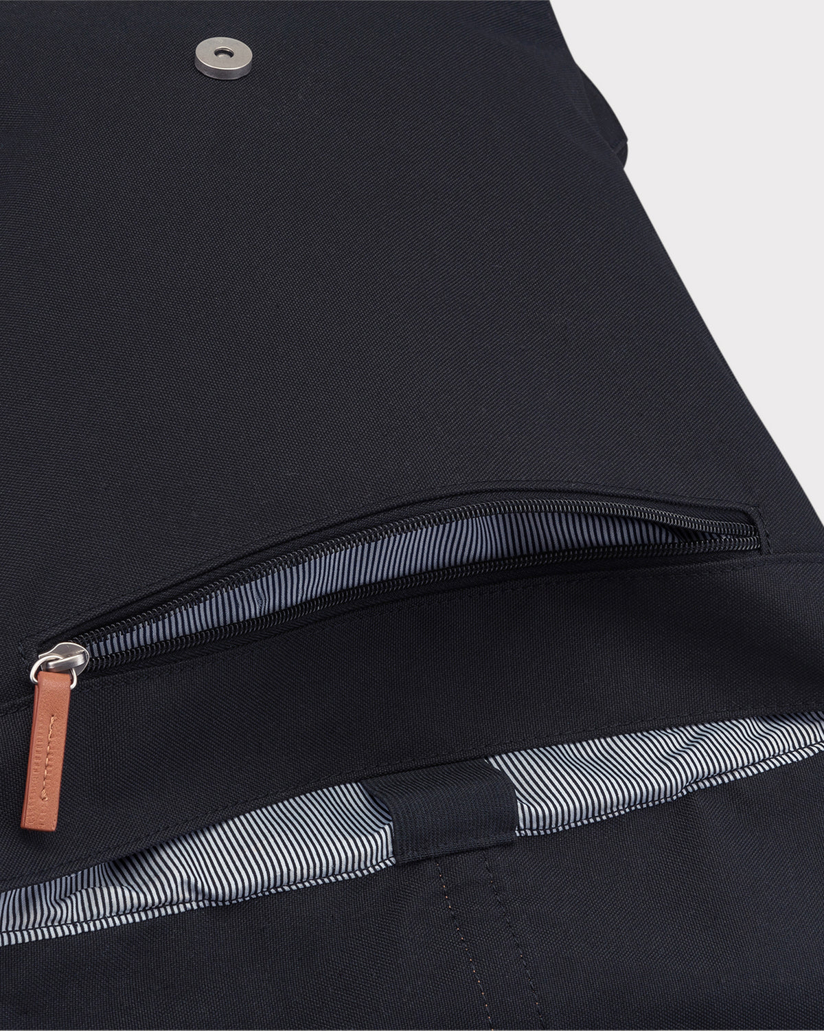 Damenrucksack 'Mia' von Johnny Urban in Schwarz mit gestreiftem Innenfutter und Reißverschlusstasche