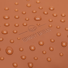 Nahaufnahme von wasserabweisendem Material mit eingeprägtem 'Johnny Urban' Logo und Wassertröpfchen