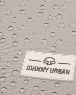 Detail des wasserabweisenden Jona Medium Rucksacks von Johnny Urban mit Wassertropfen auf beige-grauem Stoff