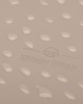 Nahaufnahme des wasserabweisenden Materials vom Damenrucksack 'Hailey' in Beige mit dem eingeprägten Johnny Urban Logo und Wassertropfen