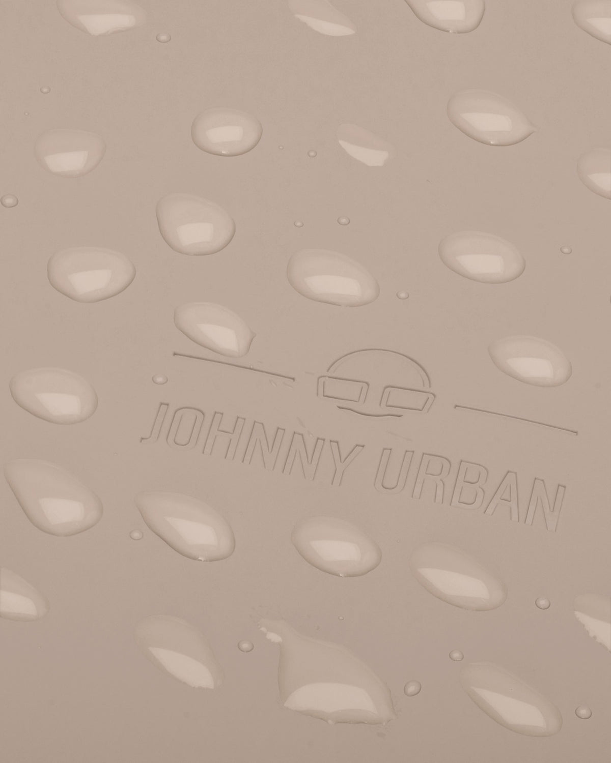 Wasserabweisendes Material des Johnny Urban Rucksacks 'Hailey' mit Wassertropfen auf beigem Stoff