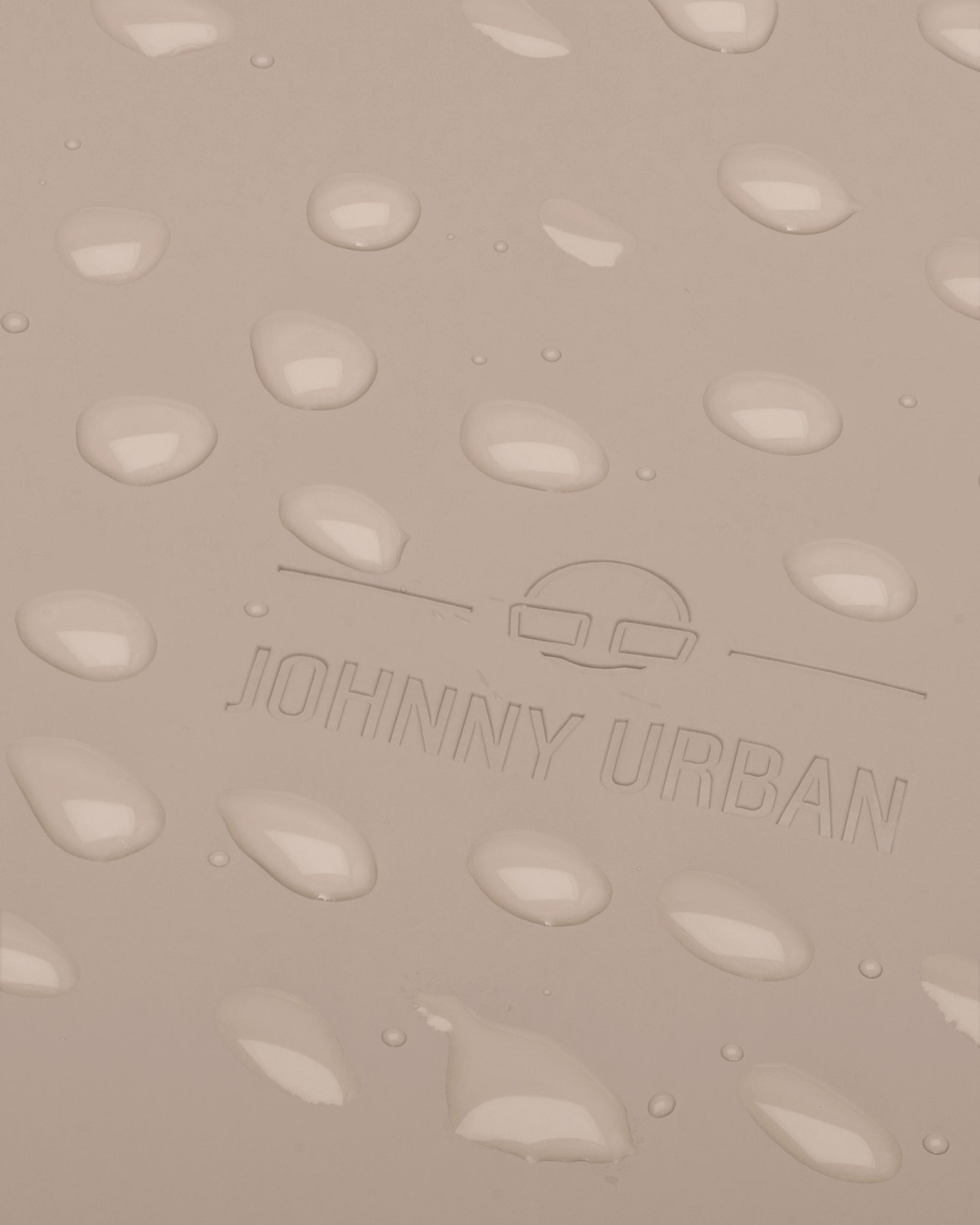 Wasserabweisendes Material des Johnny Urban Rucksacks 'Hailey' mit Wassertropfen auf beigem Stoff