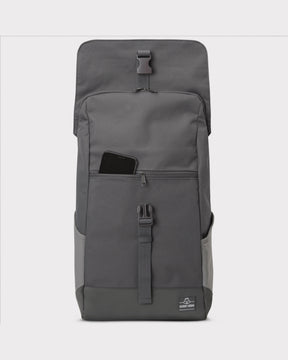 Dunkelgrauer Rucksack 'Mika' von Johnny Urban mit seitlichen Taschen und Vorderfach mit Reißverschluss, Handy steckt vorne