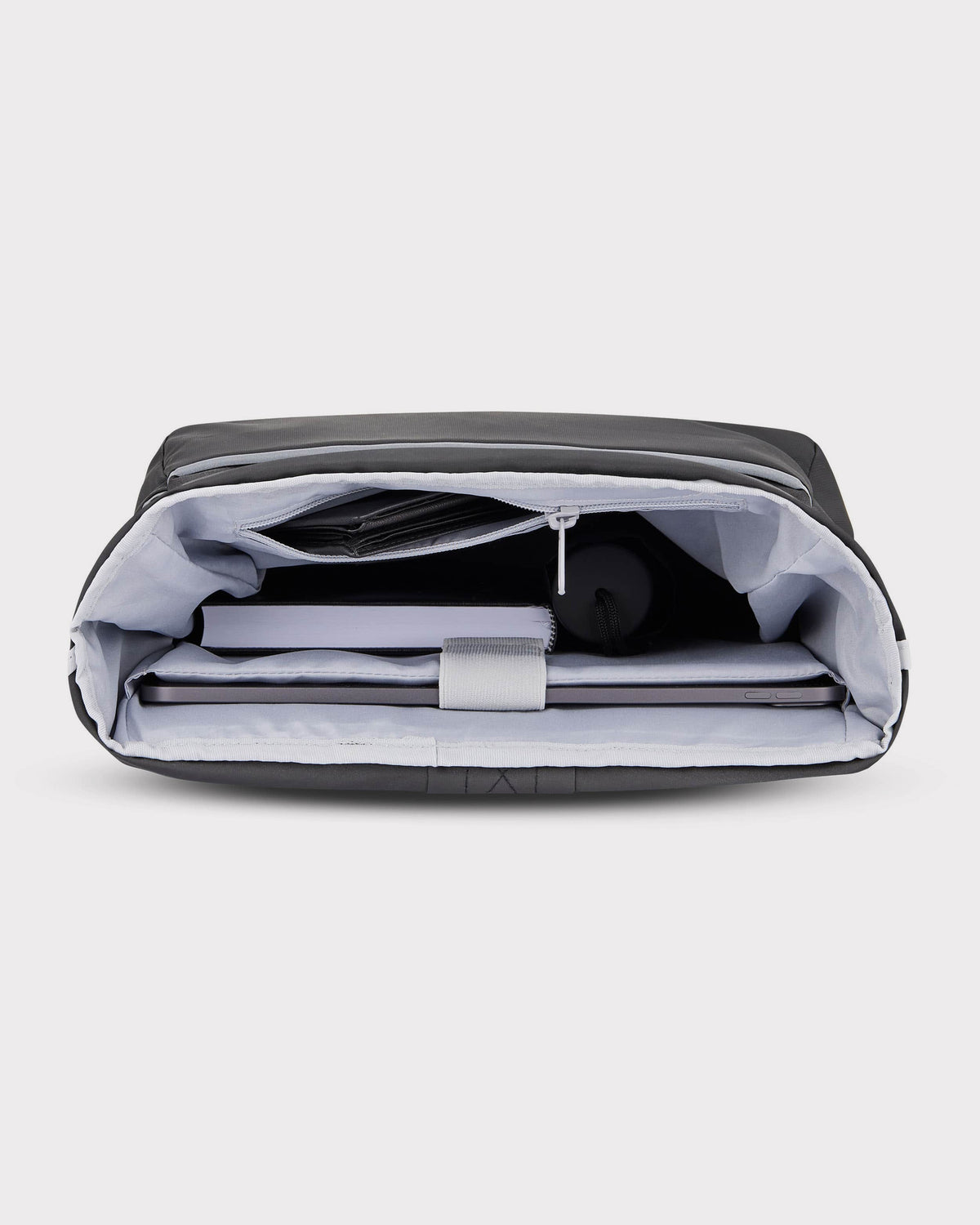 Offener Johnny Urban Rolltop Rucksack 'Robin Medium' in Schwarz mit Laptop, Notizbuch und Wasserflasche innen