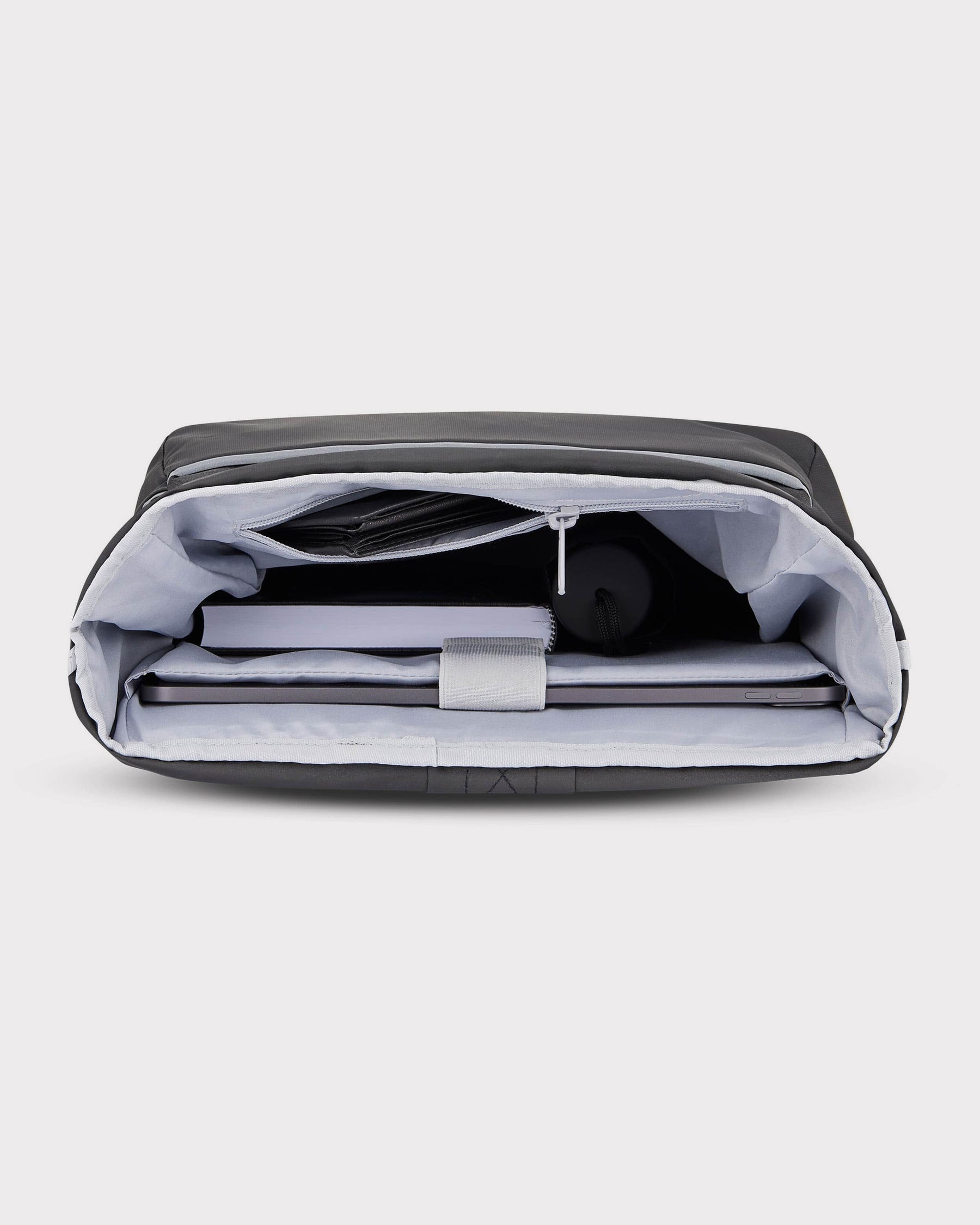 Offener Johnny Urban Rolltop Rucksack 'Robin Medium' in Schwarz mit Laptop, Notizbuch und Wasserflasche innen