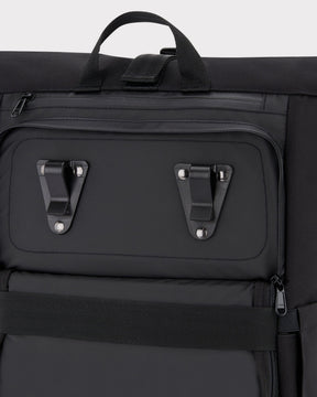 Schwarzer Rolltop Rucksack 'Robin Medium' mit zwei Halterungen und weiterem Reißverschlussfach, geeignet für Fahrrad-Gepäckträger