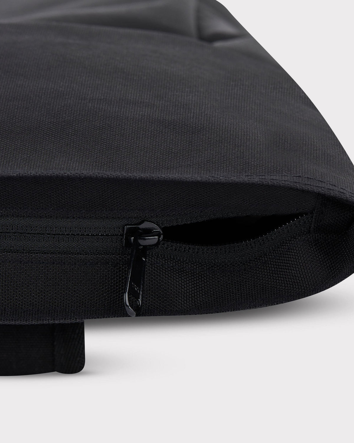 Detailansicht der Reißverschlussöffnung am schwarzen Rolltop Rucksack Robin Medium von Johnny Urban