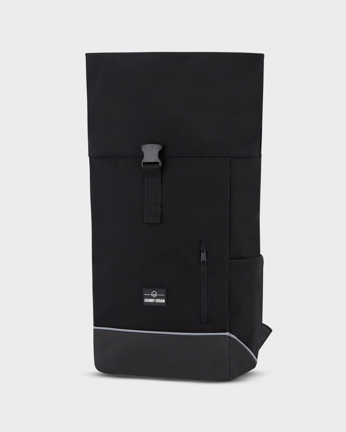 Schwarzer Rolltop-Rucksack Robin Medium von Johnny Urban, mit Frontreißverschluss und reflektierendem Streifen am Boden