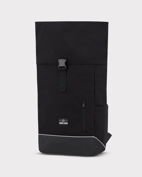 Schwarzer Rolltop-Rucksack Robin Medium von Johnny Urban, mit Frontreißverschluss und reflektierendem Streifen am Boden