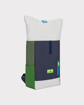 Rolltop-Kinderrucksack Aaron von Johnny Urban in Weiß, Blau, Grün mit seitlicher Tasche und Reißverschluss