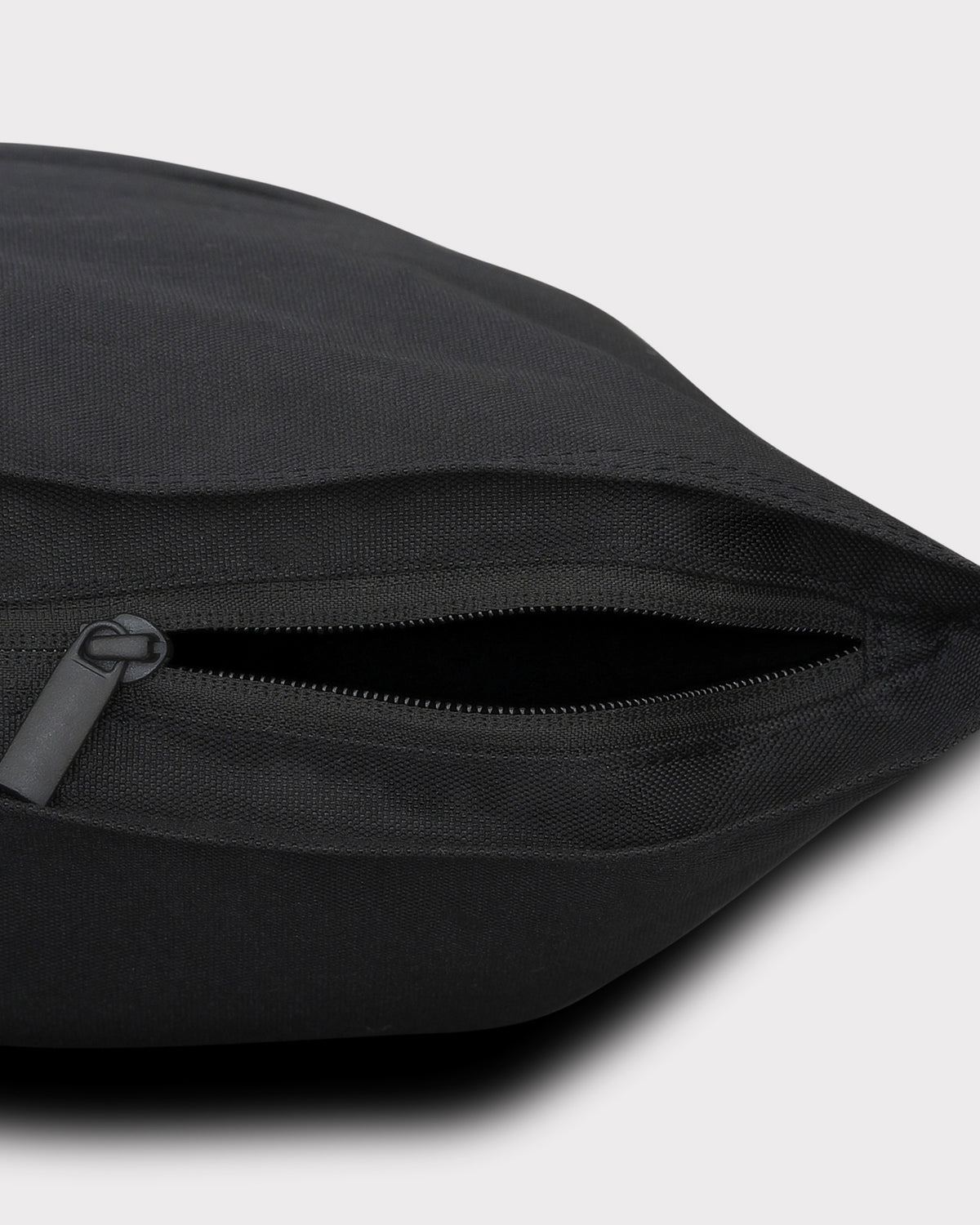 Schwarzer Rolltop Rucksack 'Robin Medium' mit seitlicher Reißverschlusstasche