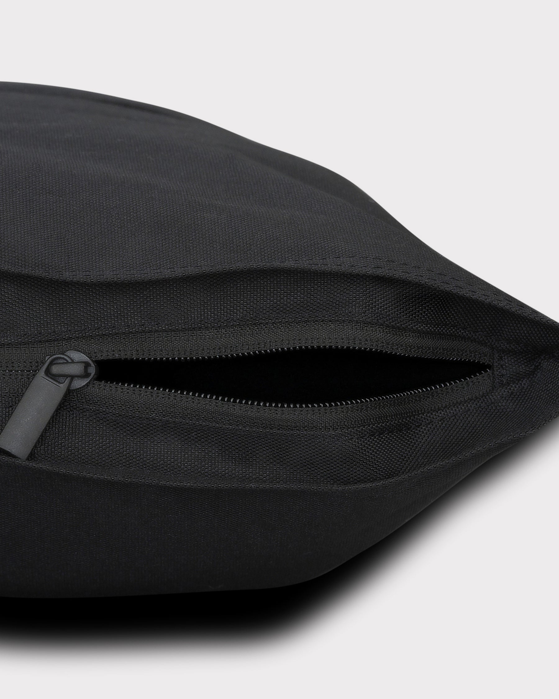Schwarzer Rolltop Rucksack 'Robin Medium' mit seitlicher Reißverschlusstasche