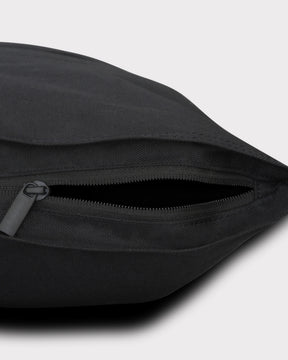 Schwarzer Rolltop Rucksack 'Robin Medium' mit seitlicher Reißverschlusstasche