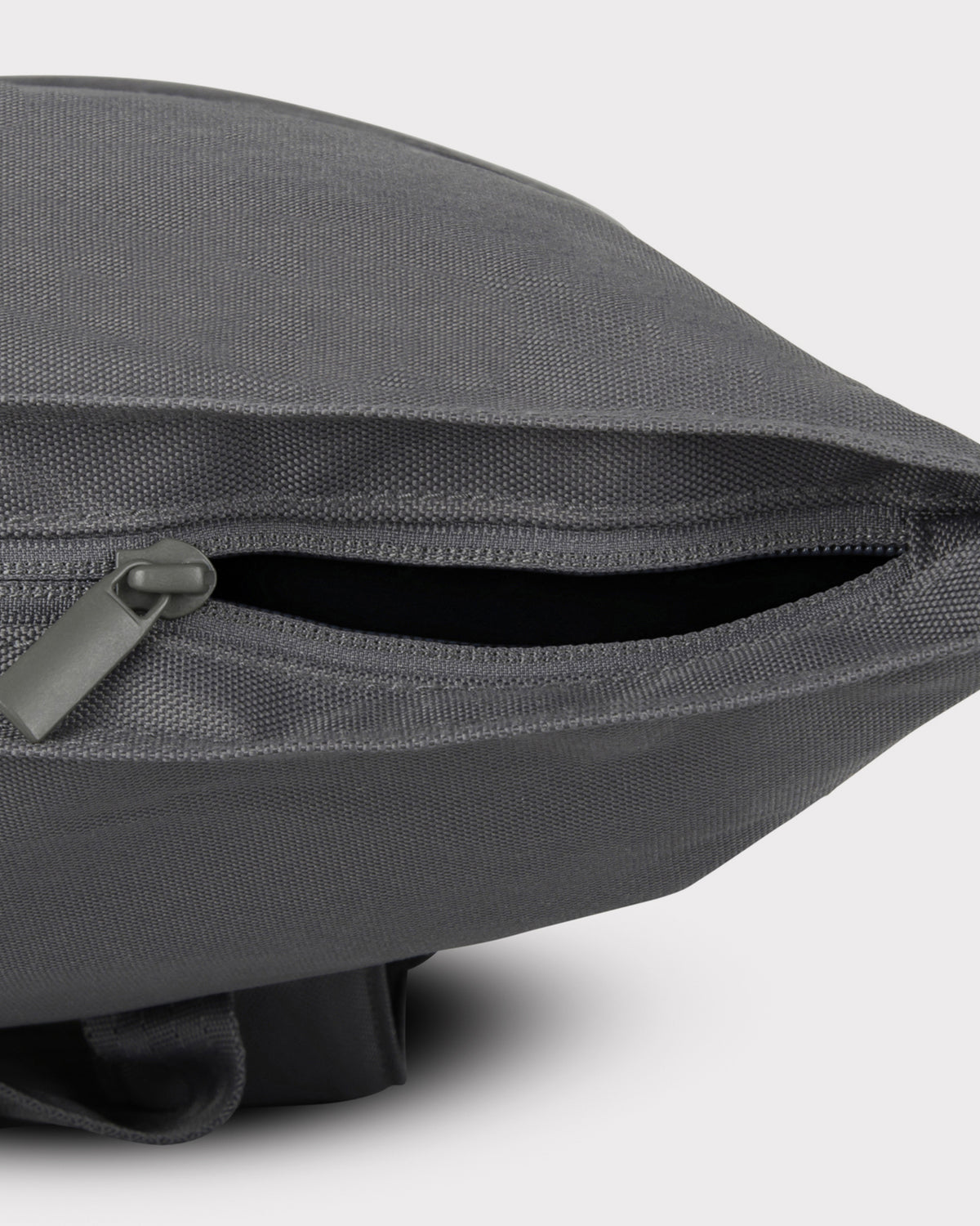 Großes seitliches Reißverschlussfach des Rolltop Rucksackes 'Robin Large' in dunkelgrauem robustem Material