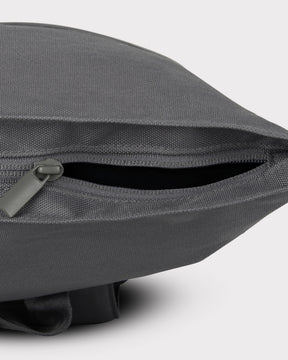 Großes seitliches Reißverschlussfach des Rolltop Rucksackes 'Robin Large' in dunkelgrauem robustem Material