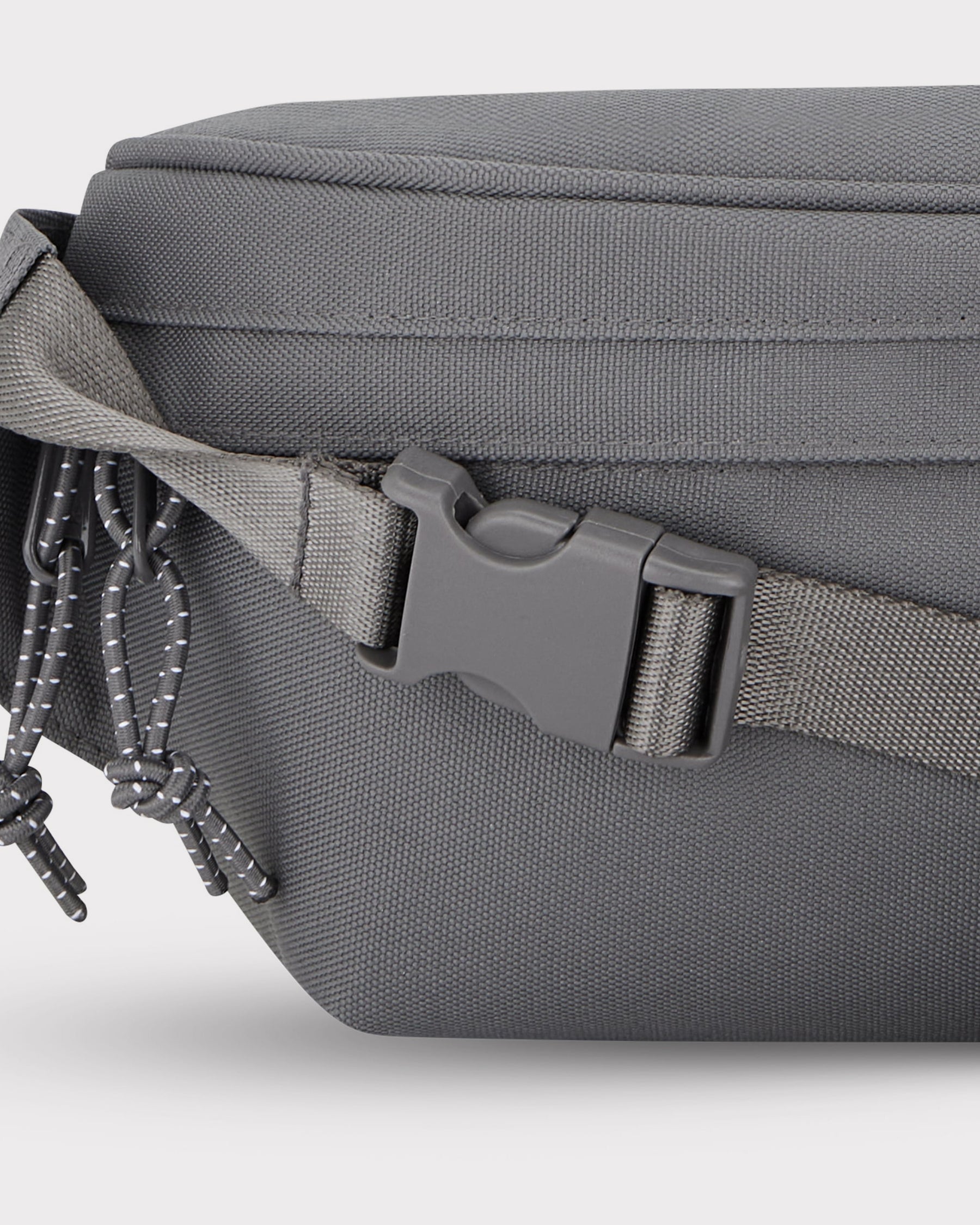 Grau gewebte Bauchtasche 'Tom' mit grauem verstellbarem Gurt und schwarzen Zipper-Anhängern