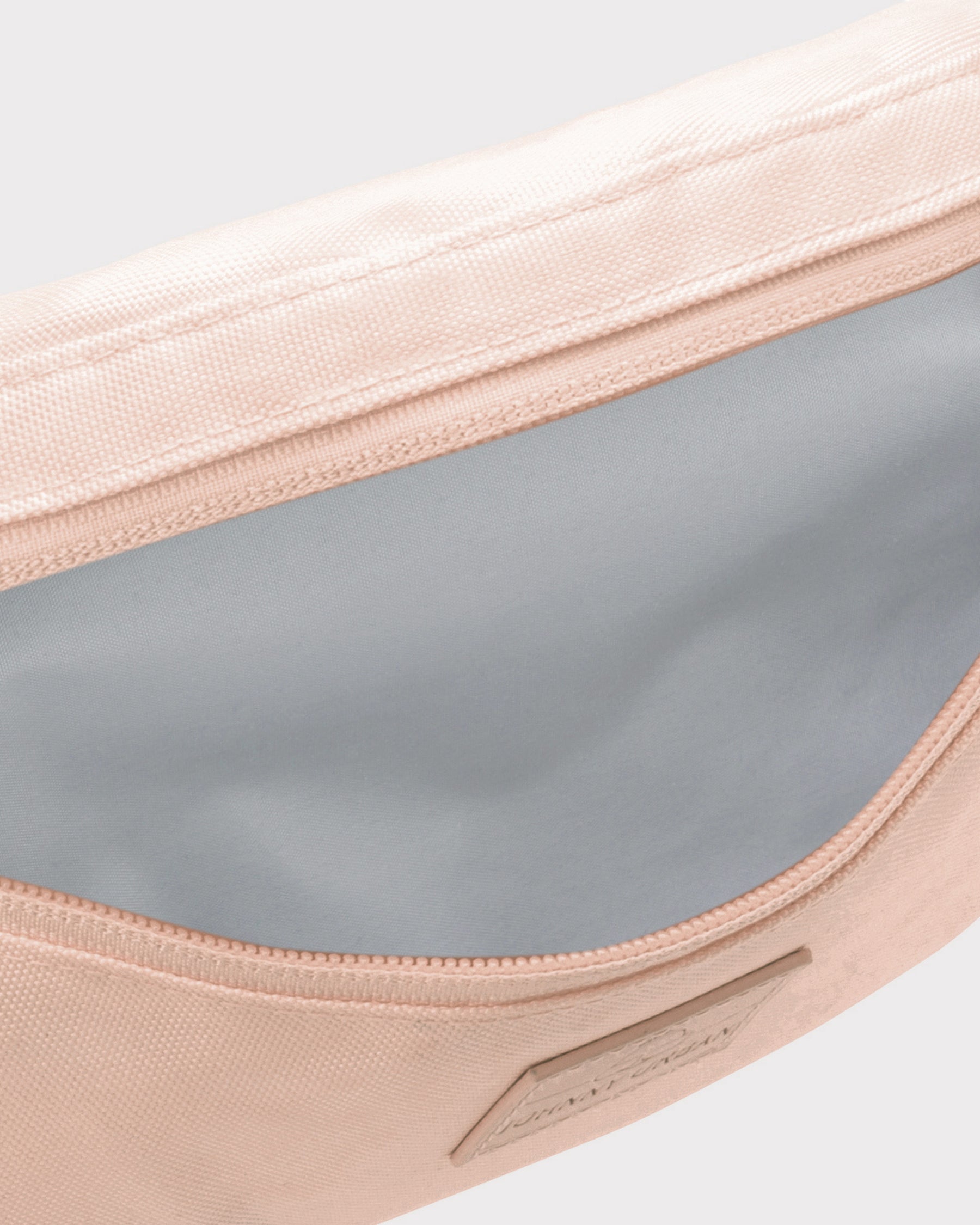 Bauchtasche 'Erik Small' von Johnny Urban in hellem Rosa mit offenem Hauptfach und grauem Innenfutter