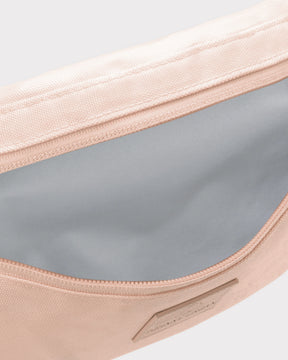 Bauchtasche 'Erik Small' von Johnny Urban in hellem Rosa mit offenem Hauptfach und grauem Innenfutter