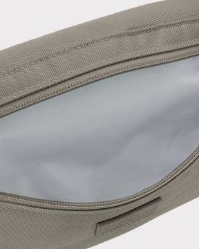 Nachhaltige Bauchtasche 'Erik Small' in desert grey mit geöffnetem Hauptfach und grauem Innenfutter