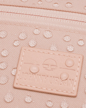 Nahaufnahme der rosa Bauchtasche 'Erik Small' mit Johnny Urban Logo und Wassertropfen auf der Oberfläche