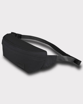 Bauchtasche Tom von Johnny Urban, schwarz, rechteckig, mit verstellbarem Gurt