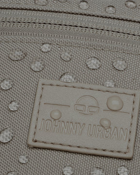 Wasserabweisende hellgraue Bauchtasche 'Ben' von Johnny Urban mit sichtbaren Wassertropfen und Markenetikett