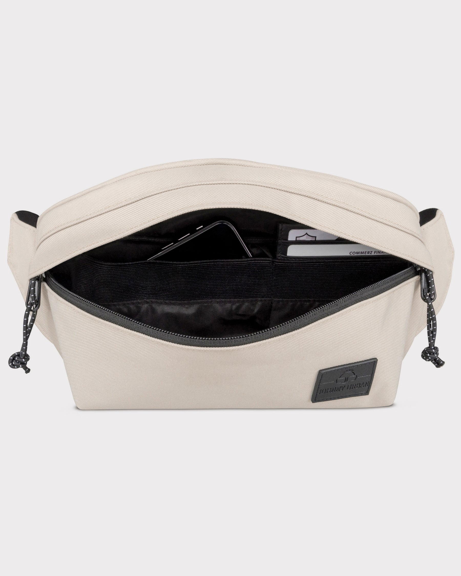 Beige Bauchtasche 'Tom' von Johnny Urban mit geöffnetem Hauptfach, sichtbar Smartphone und Kartenfächer