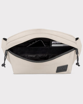 Beige Bauchtasche 'Tom' von Johnny Urban mit geöffnetem Hauptfach, sichtbar Smartphone und Kartenfächer