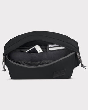Schwarze Bauchtasche 'Tom' von Johnny Urban mit geöffnetem Reißverschluss, sichtbar Innenfächer mit Handy und Karten