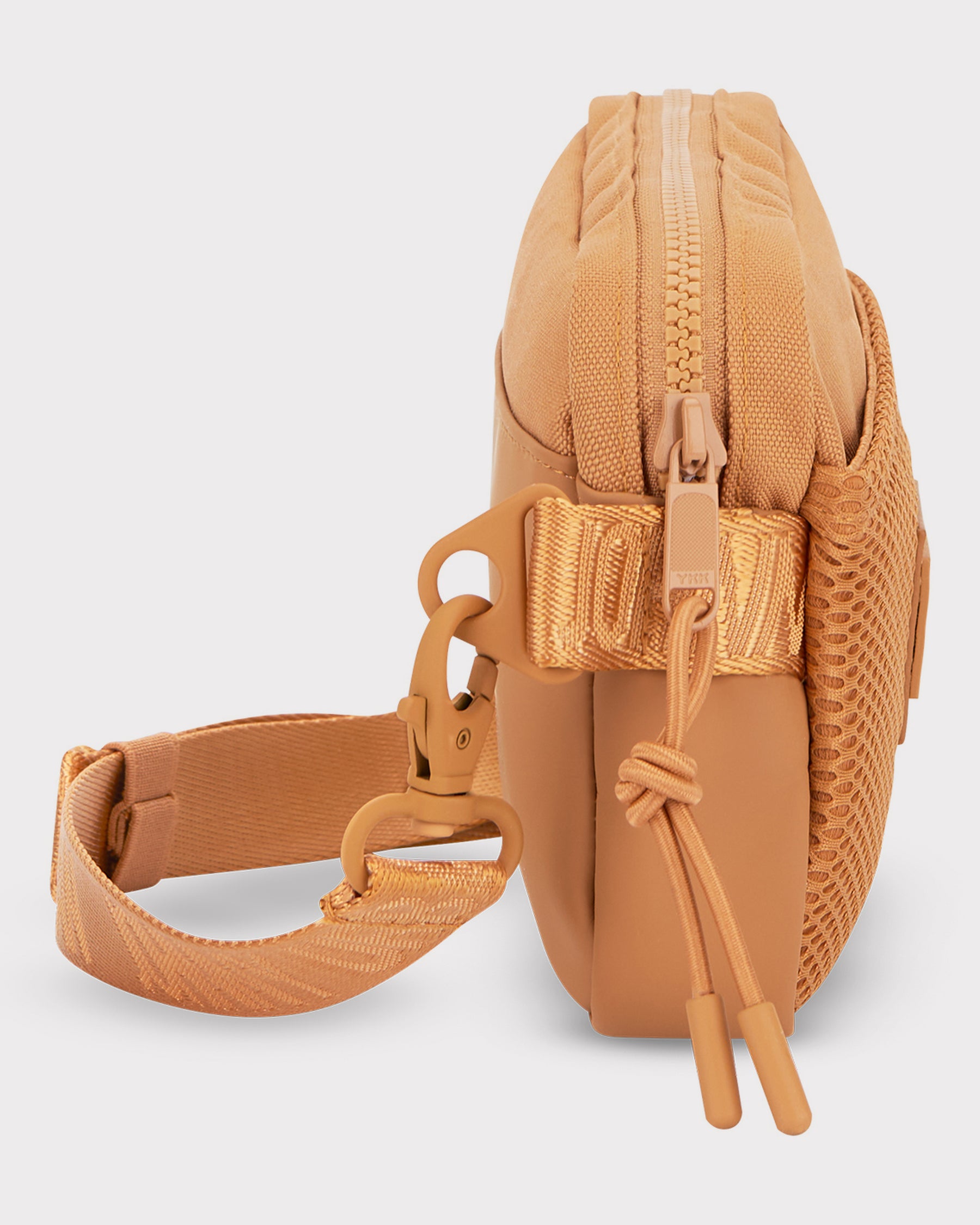 Umhängetasche 'Elliot' in camel, schmaler Seitenansicht mit Reißverschluss und verstellbarem Gurt