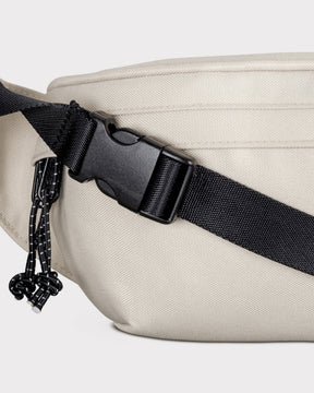 Beige Bauchtasche Tom mit schwarzem verstellbarem Gurt und Clipschließe, nachhaltiges Material