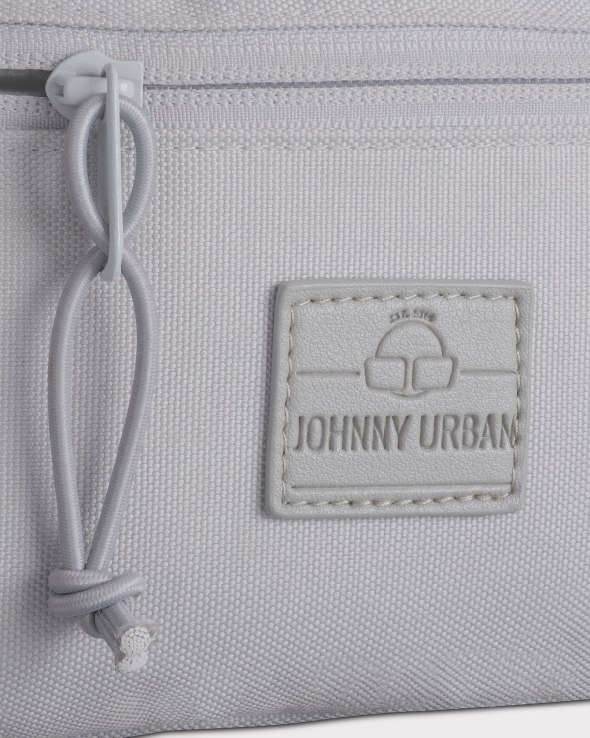 Nahaufnahme der grauen nachhaltigen Bauchtasche 'Erik Small' von Johnny Urban mit Reißverschluss und Logo-Patch