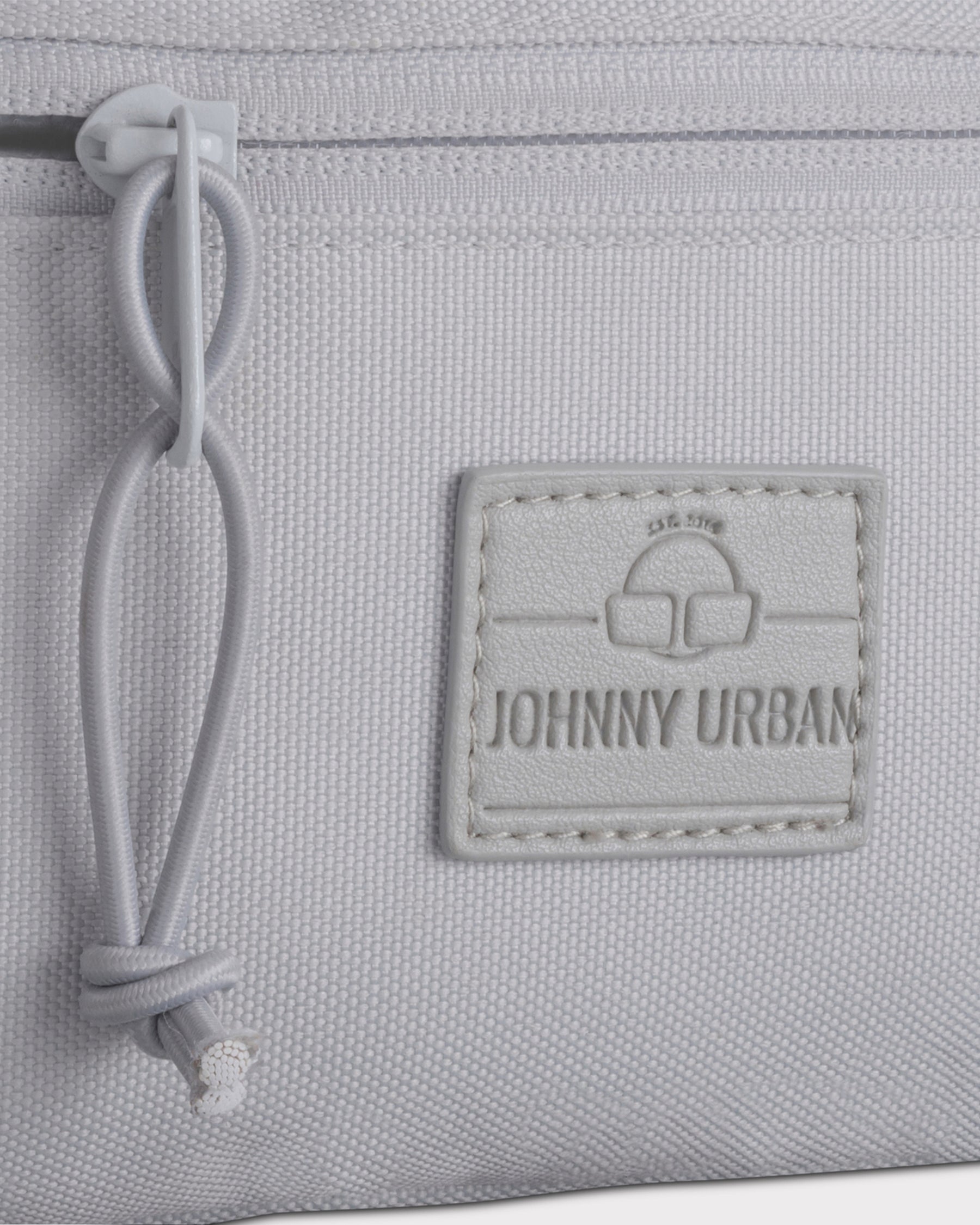 Nahaufnahme der grauen nachhaltigen Bauchtasche 'Erik Small' von Johnny Urban mit Reißverschluss und Logo-Patch