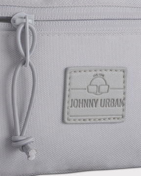 Nahaufnahme der grauen nachhaltigen Bauchtasche 'Erik Small' von Johnny Urban mit Reißverschluss und Logo-Patch