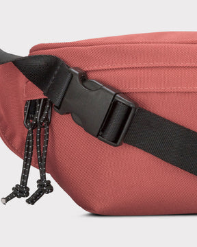 Rote nachhaltige Bauchtasche 'Tom' mit schwarzem verstellbarem Gurt und Reißverschluss-Zippern