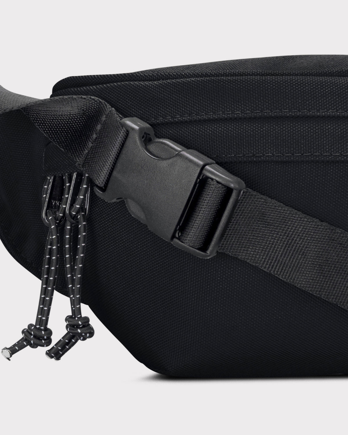 Schwarze nachhaltige Bauchtasche "Tom" mit Schnalle und reflektierenden Reißverschlussanhängern
