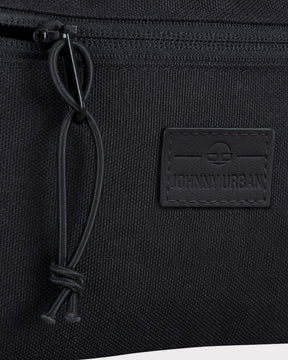 Nahaufnahme der schwarzen Bauchtasche 'Erik Small' von Johnny Urban mit Reißverschluss und Logo-Patch