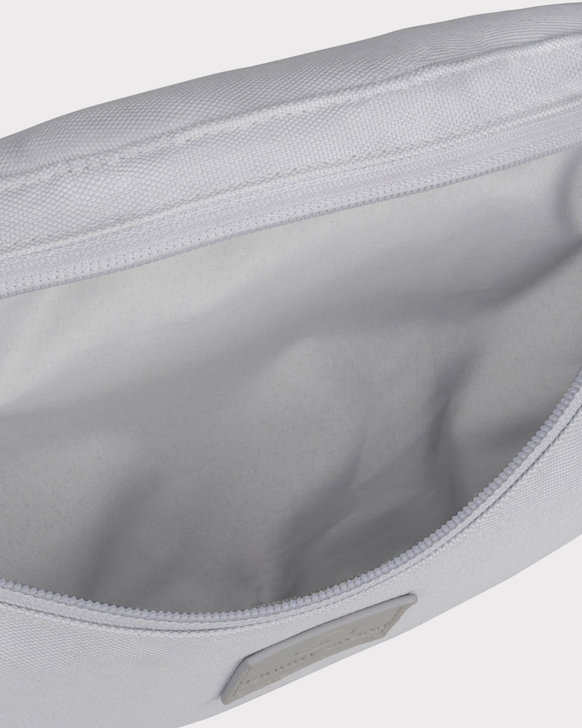 Innenseite der grauen Bauchtasche 'Erik Small' von Johnny Urban aus recyceltem Material mit Reißverschluss