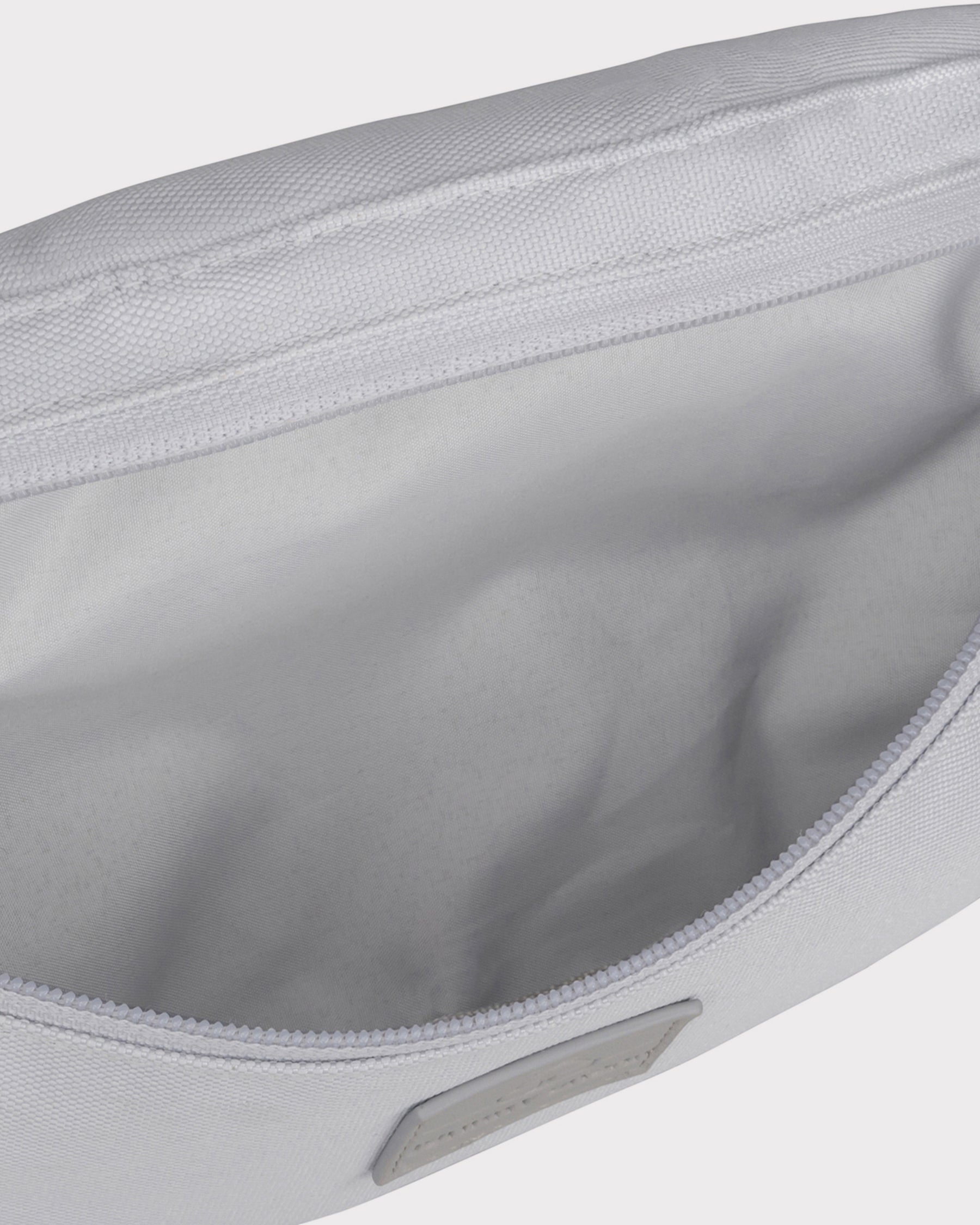 Innenseite der grauen Bauchtasche 'Erik Small' von Johnny Urban aus recyceltem Material mit Reißverschluss
