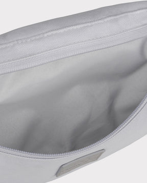 Innenseite der grauen Bauchtasche 'Erik Small' von Johnny Urban aus recyceltem Material mit Reißverschluss