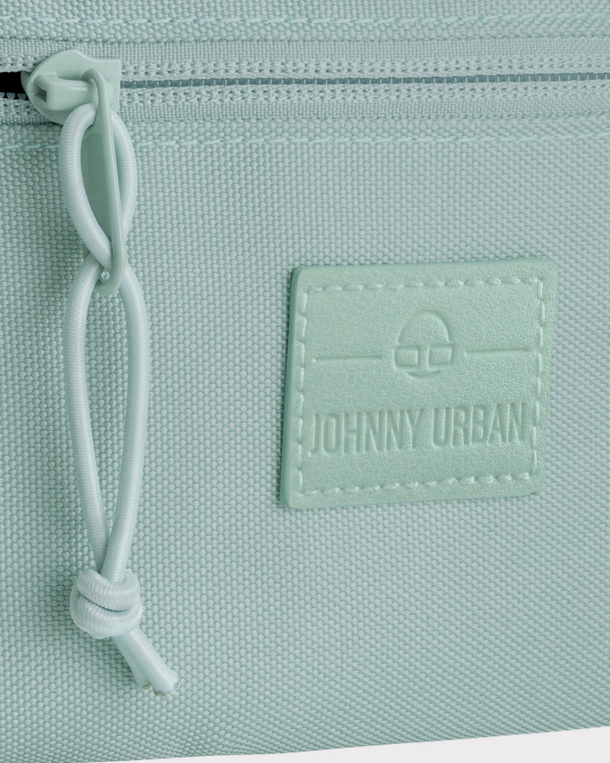 Nahe Aufnahme der mintfarbenen Bauchtasche 'Erik Small' von Johnny Urban mit Reißverschluss und Logo-Patch