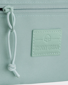 Nahe Aufnahme der mintfarbenen Bauchtasche 'Erik Small' von Johnny Urban mit Reißverschluss und Logo-Patch
